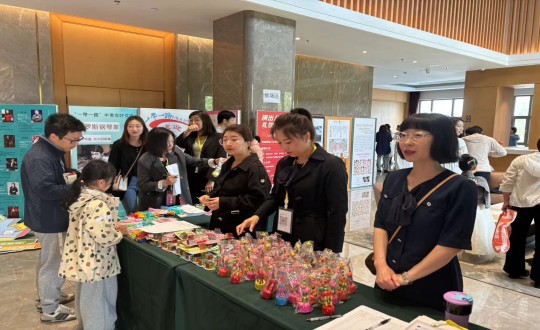 2.南山总公司为参赛儿童发放幼玩具_副本.jpg 2.南山总公司为参赛儿童发放幼玩具_副本.jpg